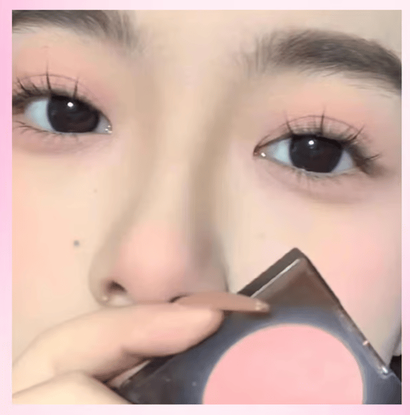 💖Revitalizing blush that naturalizes for under the eyes